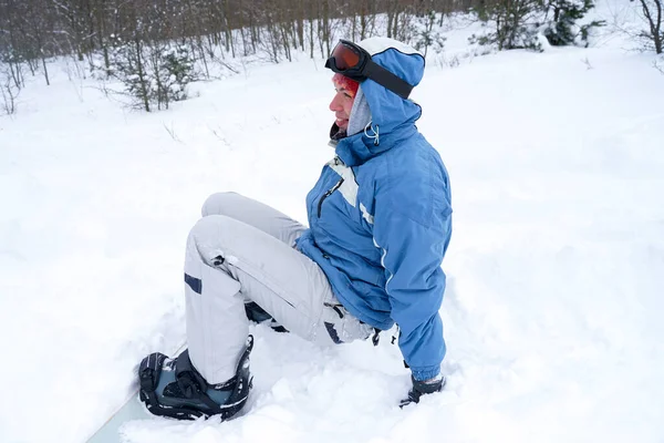 Guy Snowboard Resting Sitting Snow — стоковое фото