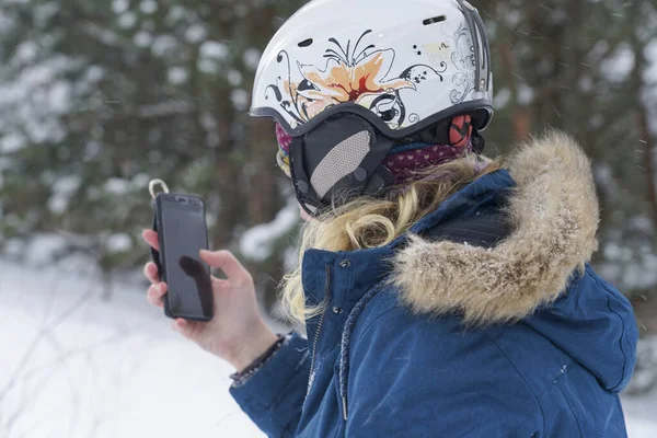 Kız Elinde Bir Cep Telefonu Tutuyordu Bir Kayak Kaskı Takıyor — Stok fotoğraf