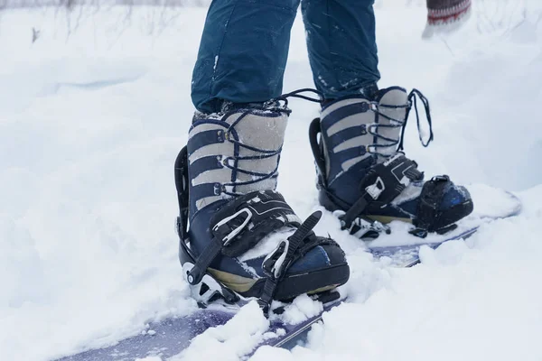 Man Stands Snowboard Boots Fastened Bindings Mountain Slope Snow — Foto Stock