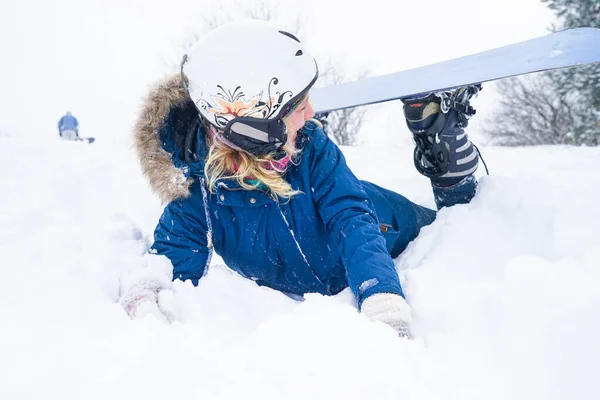 Kar Üzerinde Bir Kız Snowboardcunun Portresi Kar Kasklı Ceketli Bir — Stok fotoğraf
