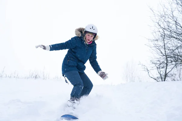 Girl Rides Snowboard Mountain —  Fotos de Stock