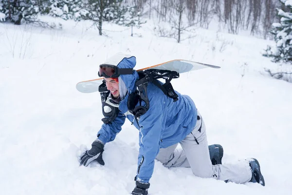 Snowboard Yapan Adam Karlı Bir Yamaca Çıkıyor Elinde Bir Snowboard — Stok fotoğraf