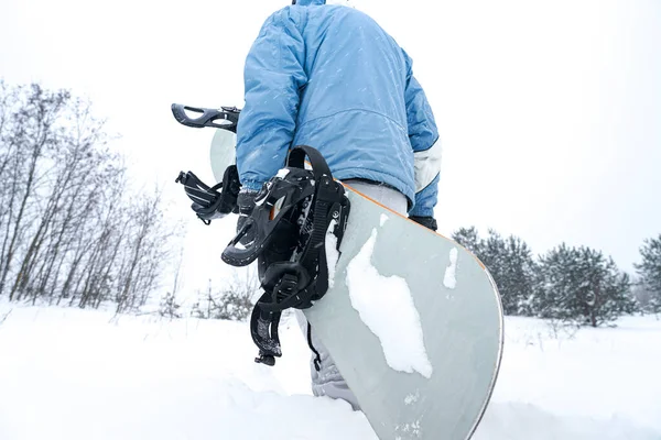 Snowboard Yapan Adam Karlı Bir Yamaca Çıkıyor Elinde Bir Snowboard — Stok fotoğraf