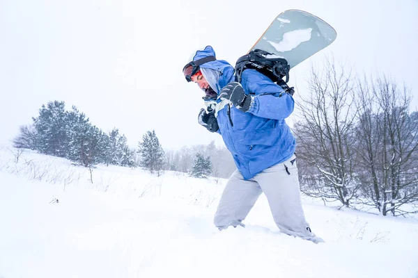 Guy Snowboarder Goes Snowy Slope Holding Snowboard — ストック写真