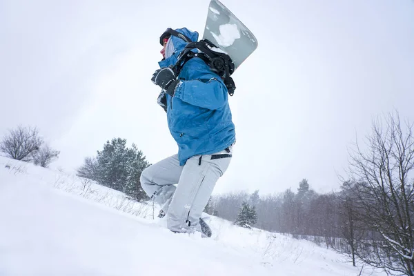 Guy Snowboarder Goes Snowy Slope Holding Snowboard —  Fotos de Stock