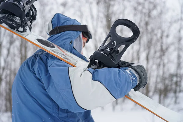 Freerider Guy Walks Snow Powder Holding Snowboard — ストック写真
