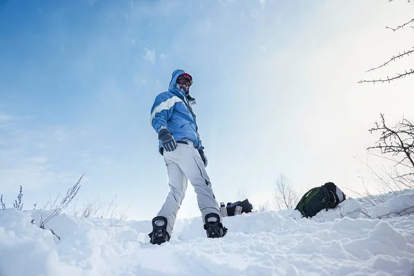 Snowboardcu Elinde Kayak Ekipmanıyla Dağın Yamaçlarında Duruyor — Stok fotoğraf