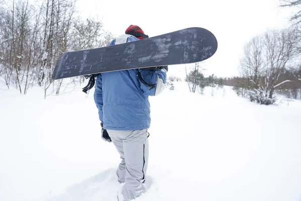 Freerider Guy Walks Snow Powder Holding Snowboard — ストック写真