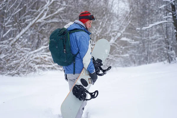 Freerider Guy Walks Snow Powder Holding Snowboard —  Fotos de Stock
