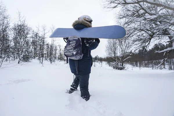 Kız Karlı Bir Yamaçta Kar Kayağı Vrka Sıyla Gidiyor — Stok fotoğraf