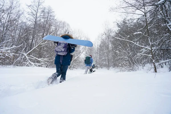 Bir Kız Bir Adam Karda Yürürler Kar Kayakları Taşırlar — Stok fotoğraf