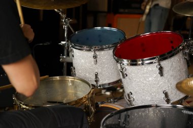 Davul ses kaydı için ayarlandı. Kürsüde metal bir çantada davullar