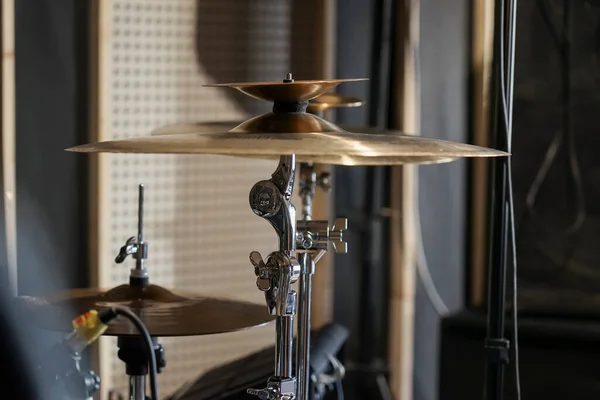 高帽子和坠毁的Cymbal特写在演播室 — 图库照片