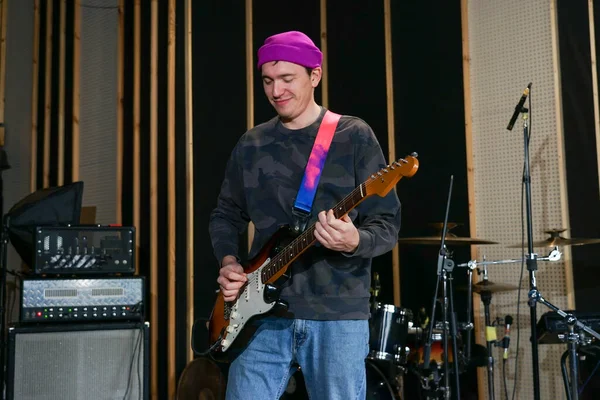 Guitarist Holds Electric Guitar His Hands Plays Rehearsal Concert — Foto de Stock