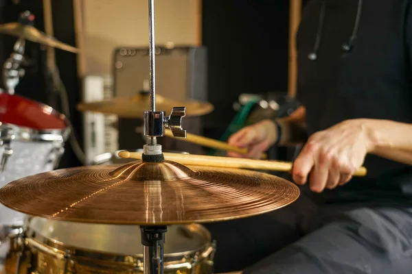 Guy Plays Drums Drummer Sits Drum Set Drumsticks Hand — Stock Photo, Image