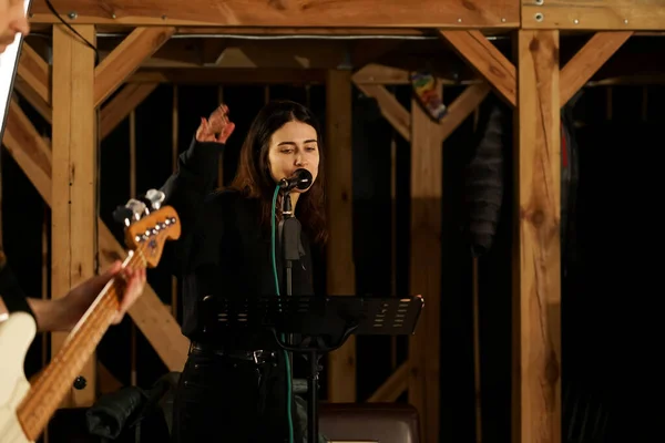 Mädchen Singt Ein Mikrofon Gesang Aufzunehmen — Stockfoto