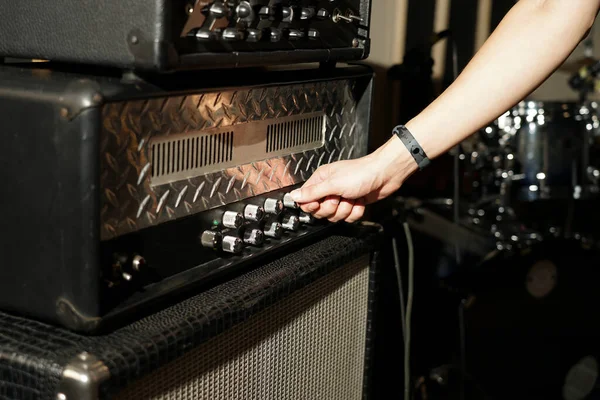 Stüdyoya yakın çekim için ses yükseltici. Karıştırıcı