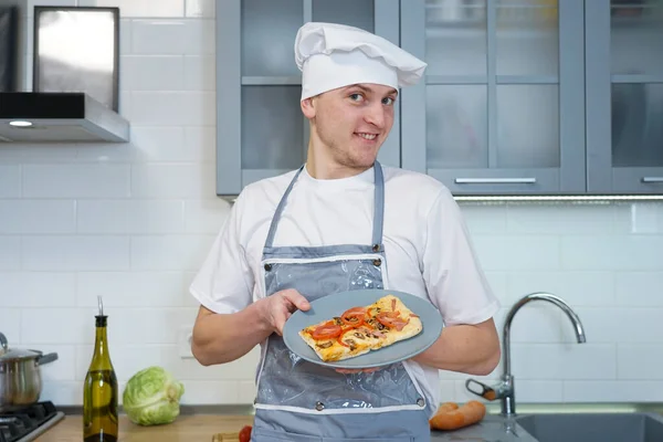 Portrait Professional Chef Kitchen Holding Cooked Pizza Bottle Olive Oil — Fotografie, imagine de stoc