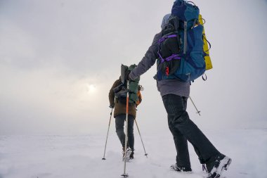 Kuzey 'e yapılan kış seferinde peşine adam takıldı. Büyük sırt çantalı kışlık ceketli insanlar. Kış tırmanışı ve keşif gezisi