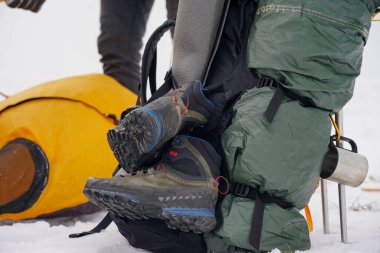 İki adam karda bir çadır kuruyor. Kış seferi sırasında aşırı koşullarda bir çadır kurmak. Kış yürüyüşü