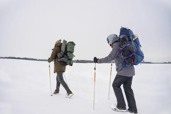 Adam Kış Gezisi Sırasında Gevşek Karda Yürür Büyük Sırt Çantaları — Stok fotoğraf