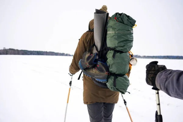 Adam Kış Gezisi Sırasında Gevşek Karda Yürür Büyük Sırt Çantaları — Stok fotoğraf
