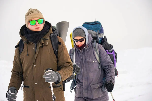Zwei Jungs Laufen Während Einer Winterexpedition Durch Lockeren Schnee Sie — Stockfoto