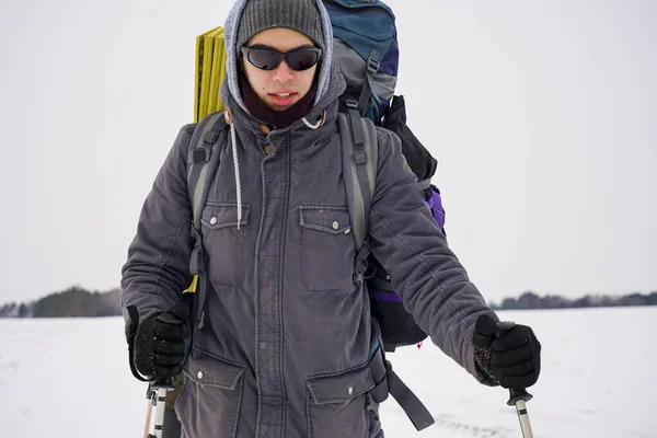 Porträt Eines Typen Mit Polarisierter Brille Während Einer Winterwanderung — Stockfoto