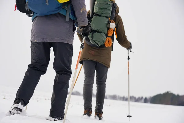 Deux Hommes Tenue Hiver Marchent Dans Neige Expédition Hiver Mât — Photo