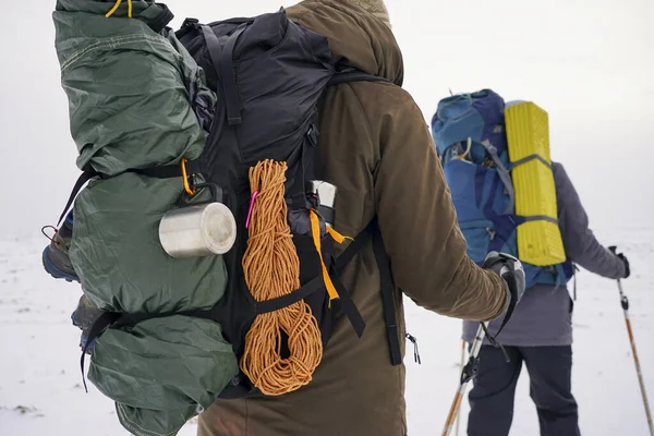 Zwei Männer Winterausrüstung Gehen Durch Den Schnee Winterexpedition Zum Karierten — Stockfoto