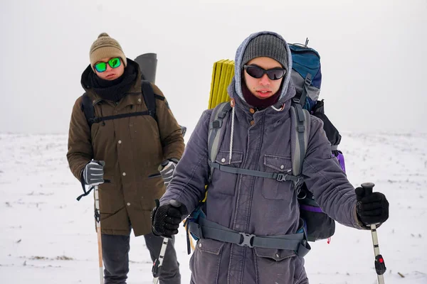 Zwei Männer Mit Brille Mütze Und Winterbekleidung Gehen Durch Den — Stockfoto
