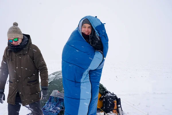 Mann Winterschlafsack Der Nähe Des Zeltes — Stockfoto