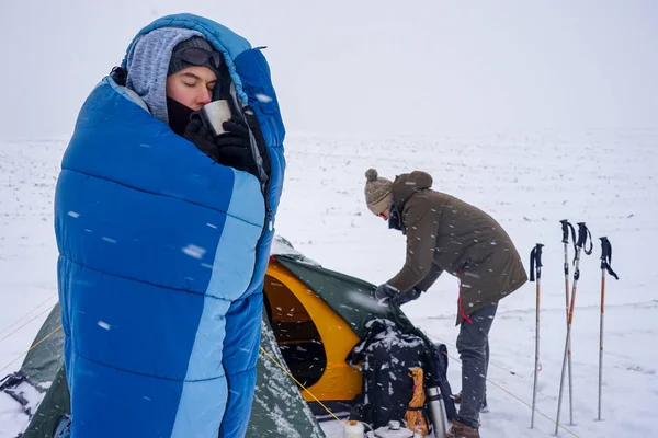 Ein Mann Schlafsack Steht Auf Dem Schnee Neben Dem Zelt — Stockfoto
