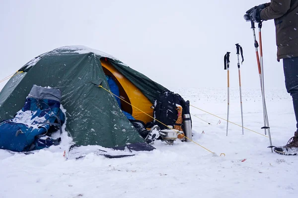 Tourist Sits Tent Set Snow Takes Out Cord Backpack Additional —  Fotos de Stock