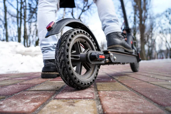 Parkta Yakın Planda Elektrikli Scooter Var Dışarısı Soğuk Karlı Lkbaharda — Stok fotoğraf