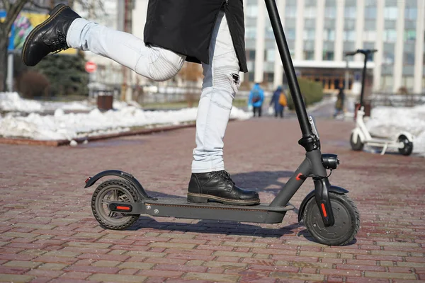 Hij Rijdt Het Voorjaar Een Elektrische Scooter Het Park Hij — Stockfoto