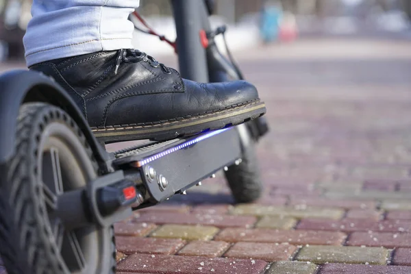 Lectric Scooter Close Guy Stands Electric Scooter Park Beautiful Photo — Foto Stock