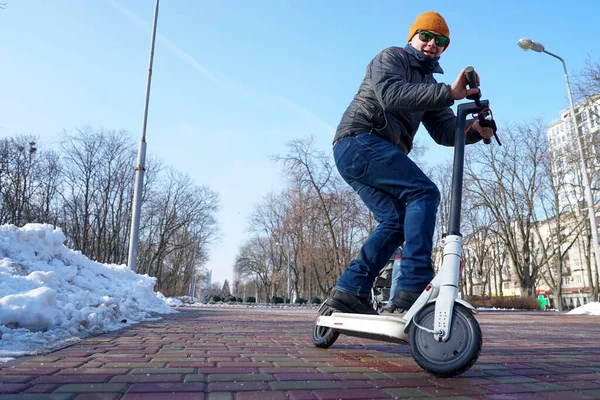 Fickó Lovagol Ugrik Egy Elektromos Robogóval Tavasszal Parkban — Stock Fotó