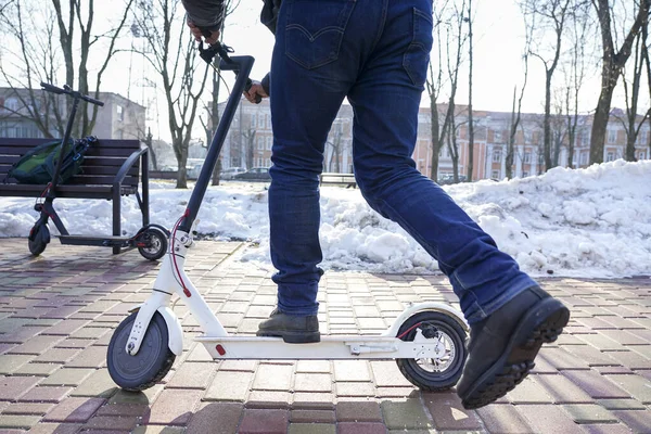 Ten Chlap Jezdí Skok Elektrický Skútr Jaře Parku — Stock fotografie