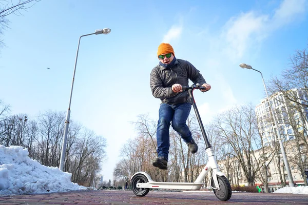 Killen Rider Och Hoppa Elektrisk Skoter Våren Parken — Stockfoto