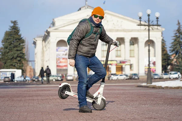 Guy Rides Electric Scooter Spring Park — стокове фото