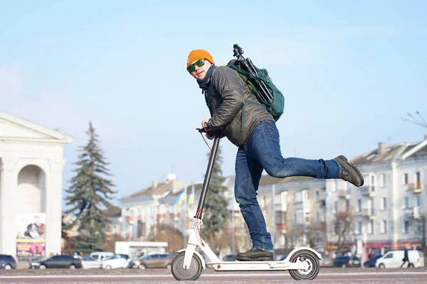 Man Staat Met Één Voet Een Elektrische Scooter — Stockfoto