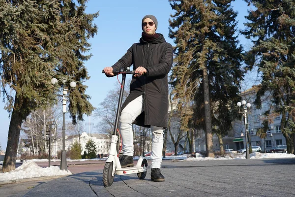 Guy Stands One Foot Electric Scooter — Stock Photo, Image