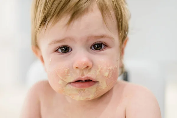 スプーンを使用するには 手で食べ物を食べるために笑顔面白い赤ちゃんの女の子研究 — ストック写真