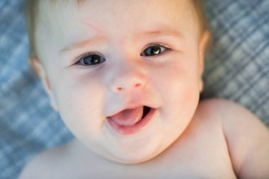 Sevimli 6 aylık bebek. Gün batımında portreyi kapat. Duygular.