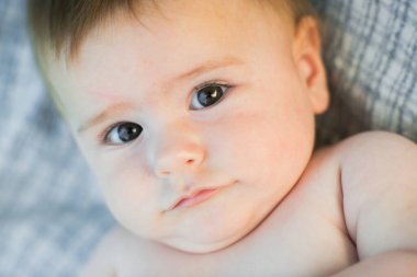 Sevimli 6 aylık bebek. Gün batımında portreyi kapat.