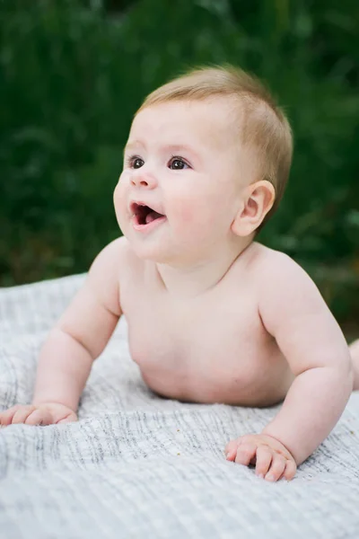 Cute Funny Naked Month Old Baby Crawling Summer Garden — Fotografia de Stock