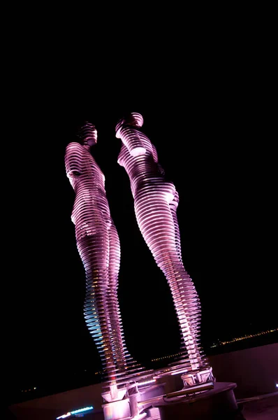 ジョージア州バトゥミ2012年8月22日 2007年にタマラ クシタゼがデザインし 2010年にシーフロントに設置された運動彫刻 男と女 を後に アリとニノ と改名 クバン サイードの1937年の小説による — ストック写真