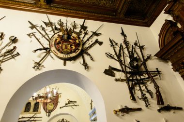 Sinaia, Romanya - 20 Ağustos 2014: Güzel Neo-Rönesans Peles Sarayı kalede Karpat Dağları, iç inşa 1873 ve 1914 arasında kral Carol için ben. Tophane hall veya Arsenal ayrıntıları