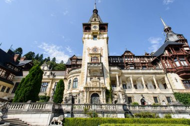 Sinaia, Romanya - 20 Ağustos 2014: Güzel Neo-Rönesans Peles Sarayı kalede Karpat Dağları, Kral Carol I. terasları heykeller ile dekore edilmiş için 1873 ve 1914 arasında inşa dış ayrıntılarını